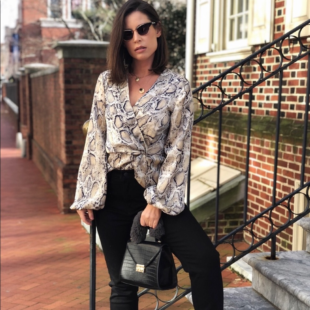 Last 1✨Gwyneth Snake Print Puff Sleeve Top - Picture 4 of 8